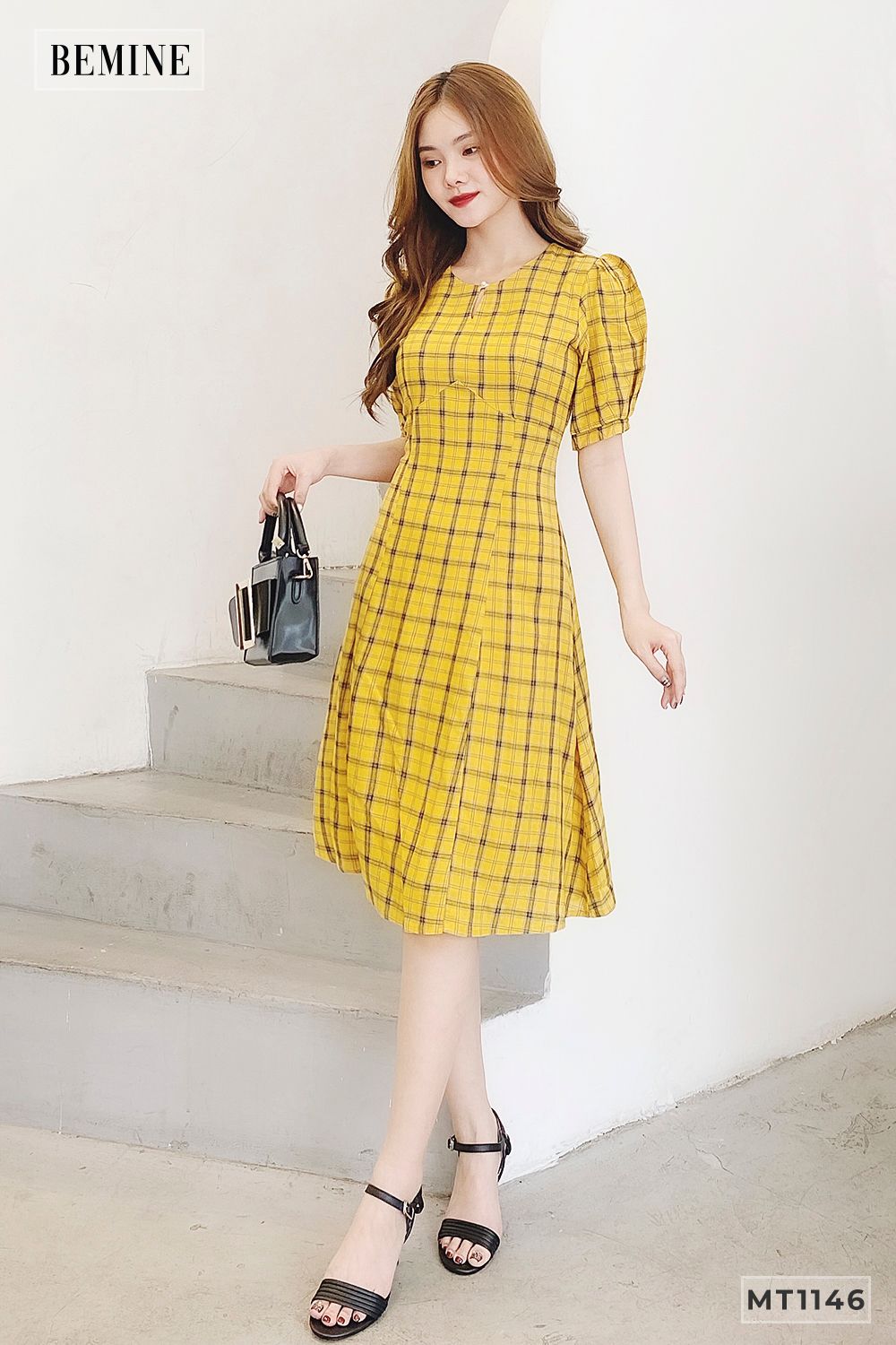 MT1146VANG - Đầm caro tay phồng 1 nút cổ