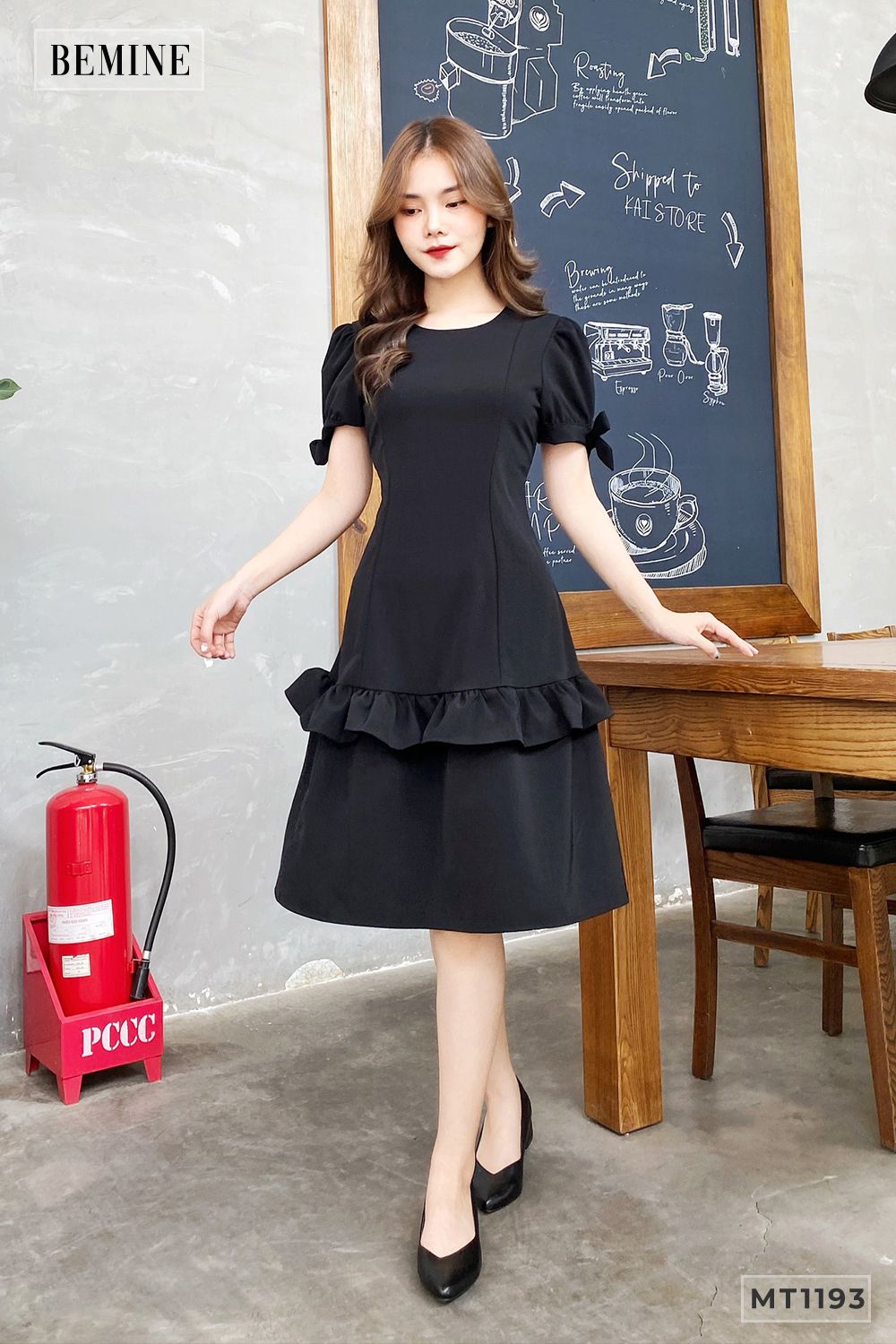 MT1193DEN - Đầm bèo lai tay nơ
