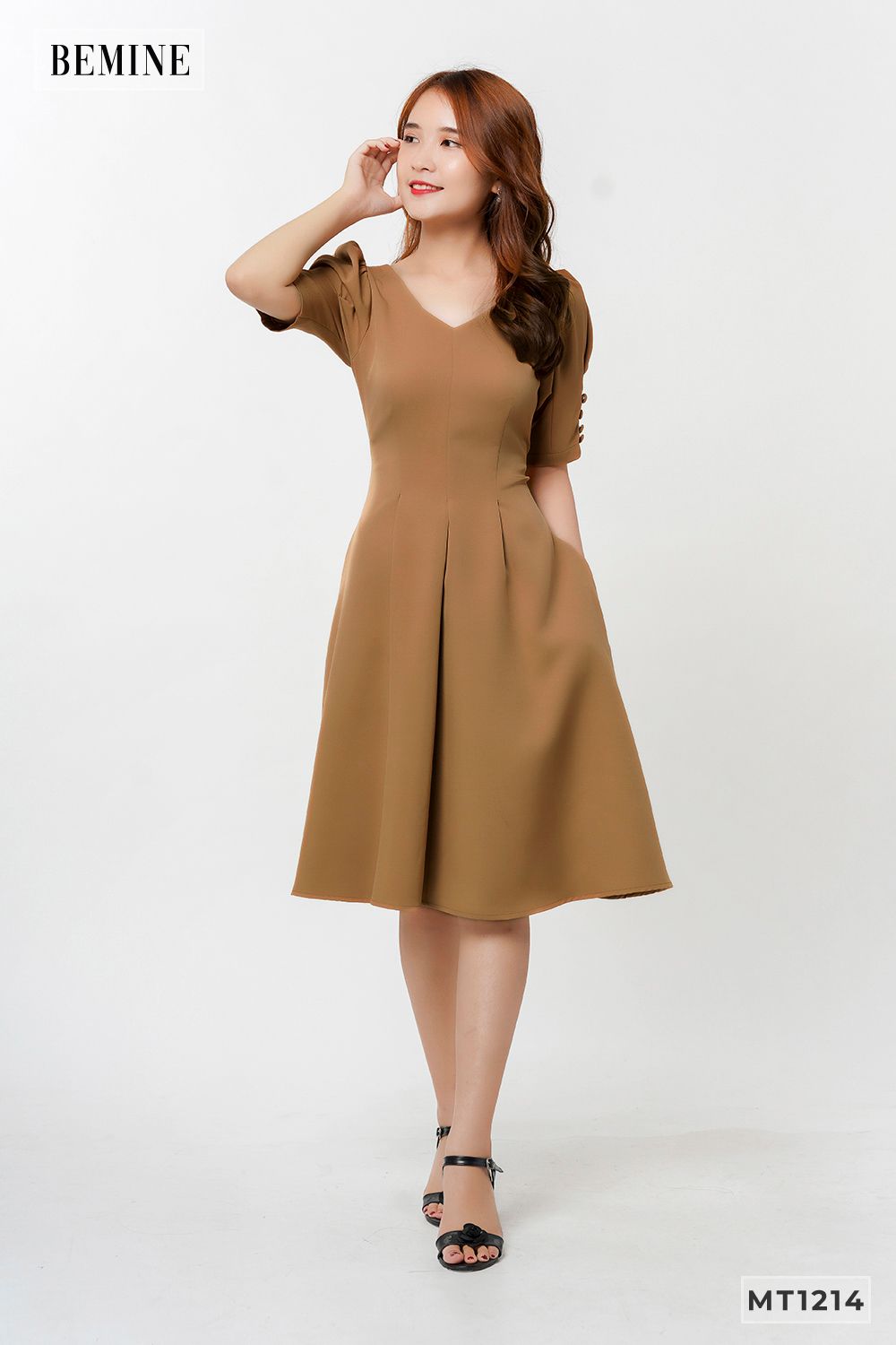 MT1214NAU - Đầm xếp ly cổ tay đính nút