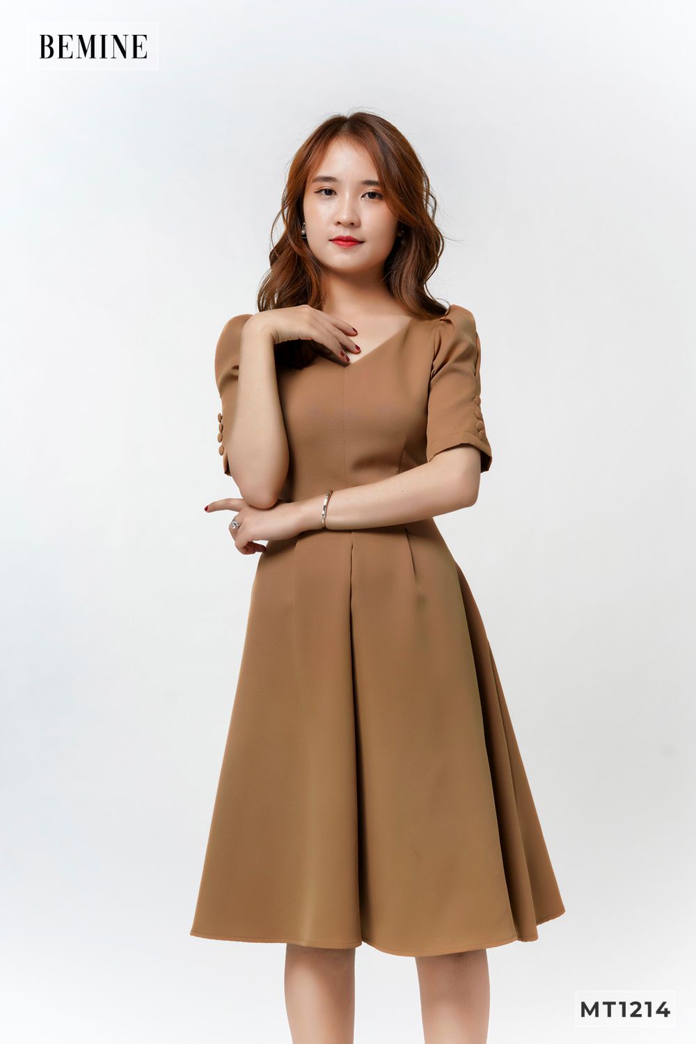 MT1214NAU - Đầm xếp ly cổ tay đính nút