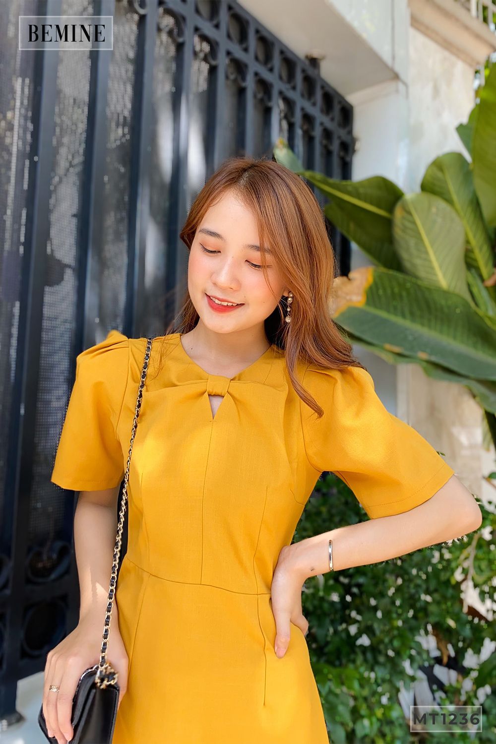 MT1236VANG - Đầm nơ cổ xếp ly tay