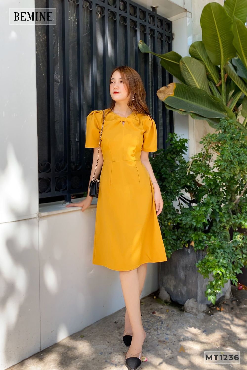 MT1236VANG - Đầm nơ cổ xếp ly tay