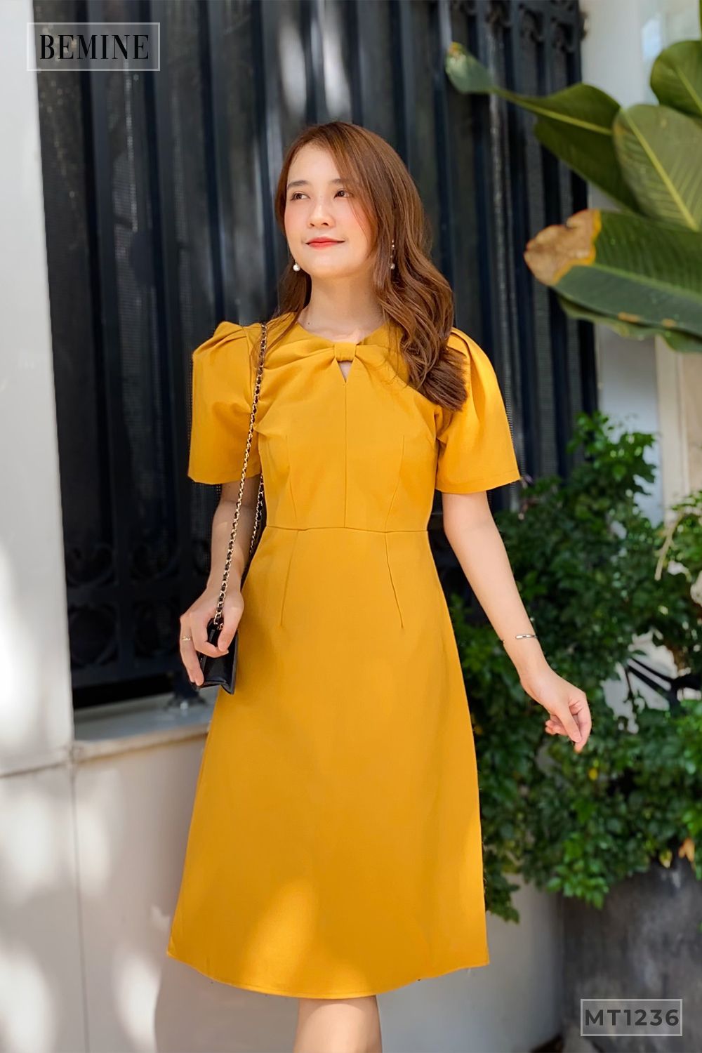 MT1236VANG - Đầm nơ cổ xếp ly tay