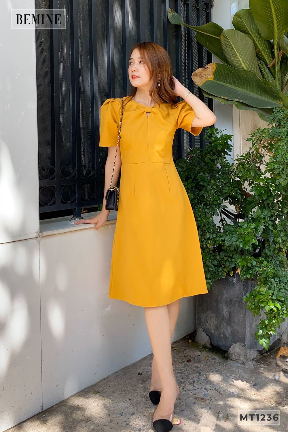 MT1236VANG - Đầm nơ cổ xếp ly tay