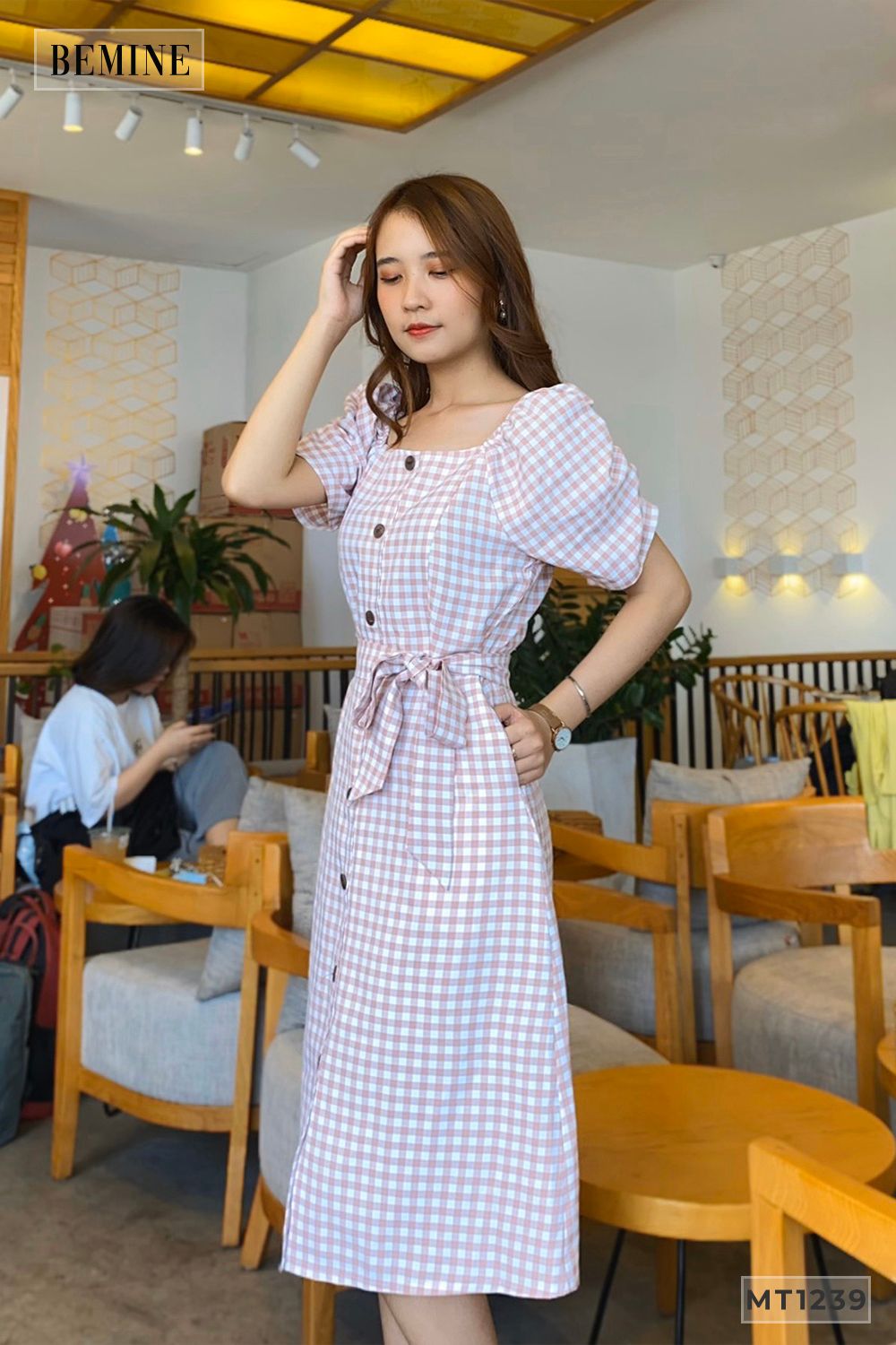MT1239HONG- Đầm caro cổ vuông cột dây eo