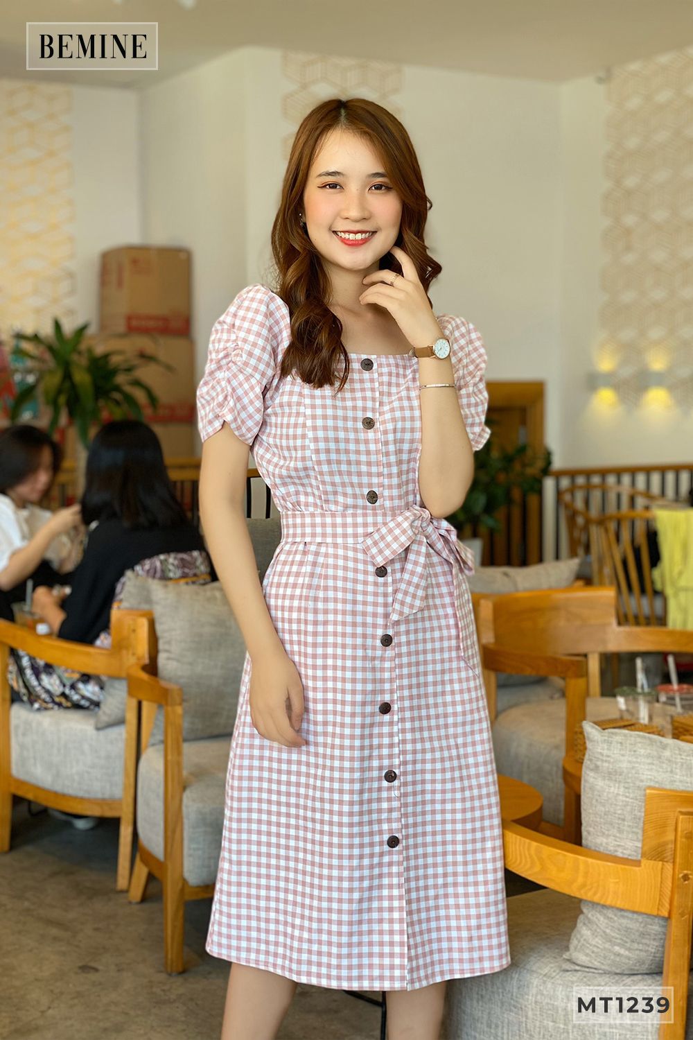 MT1239HONG- Đầm caro cổ vuông cột dây eo