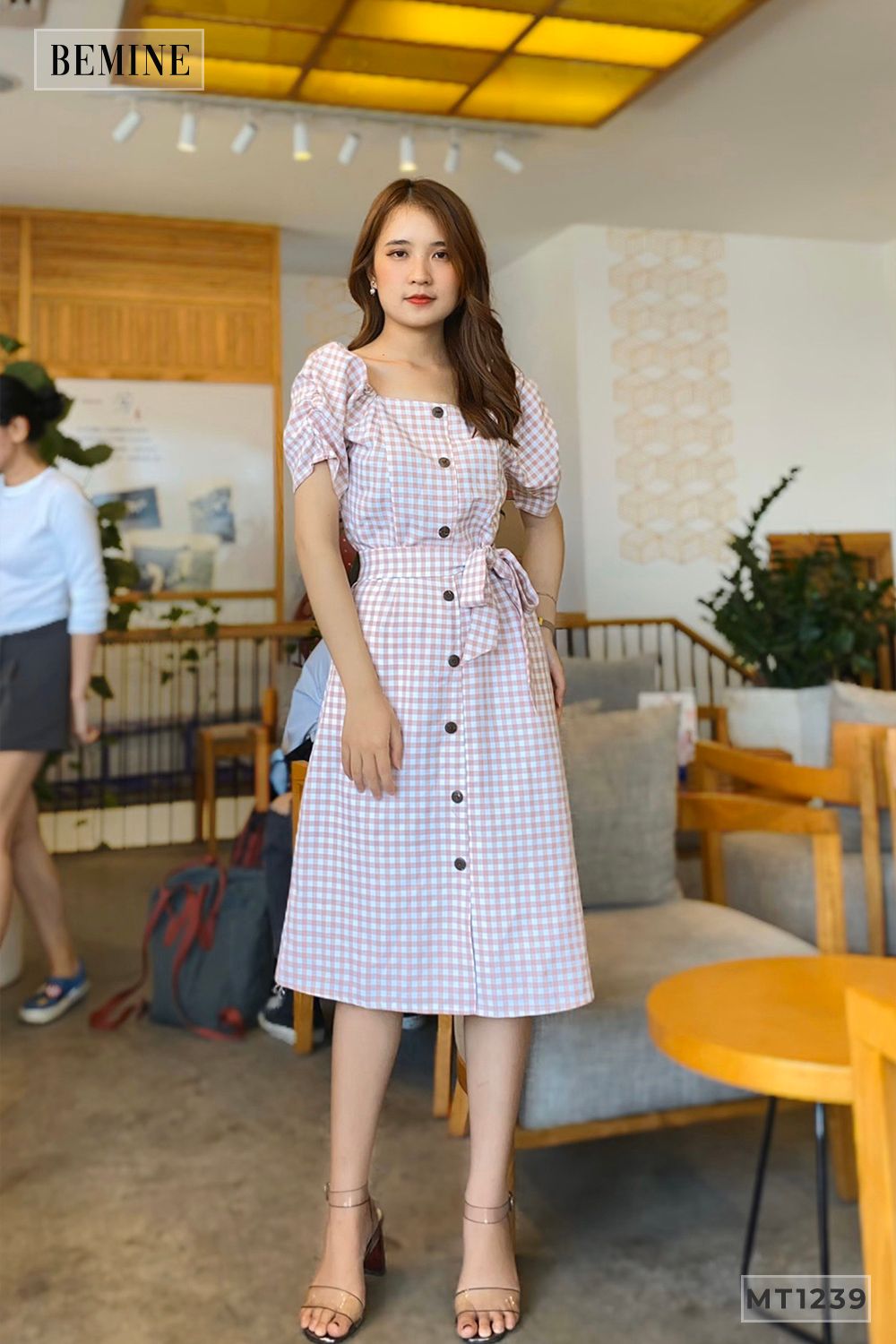 MT1239HONG- Đầm caro cổ vuông cột dây eo