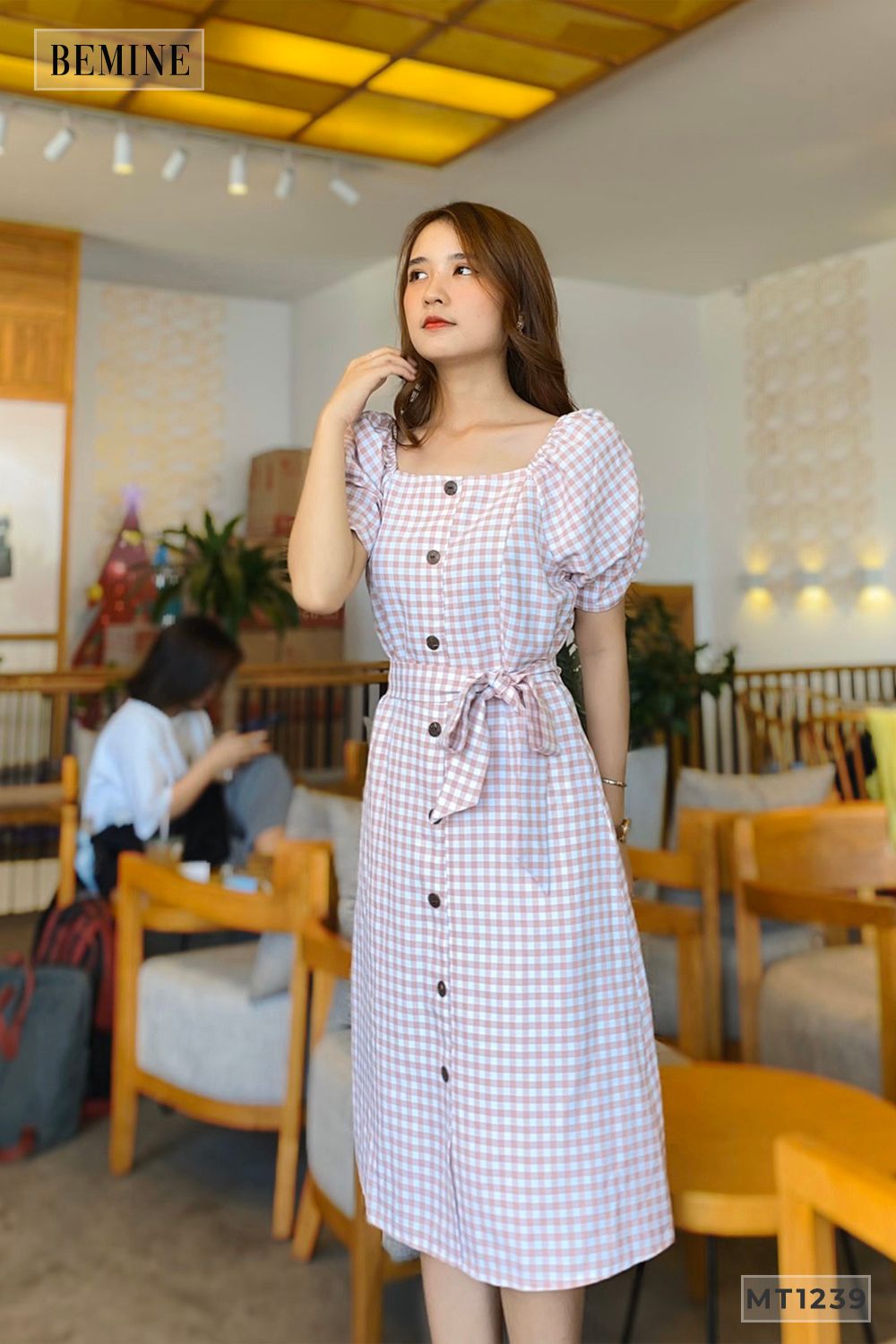 MT1239HONG- Đầm caro cổ vuông cột dây eo