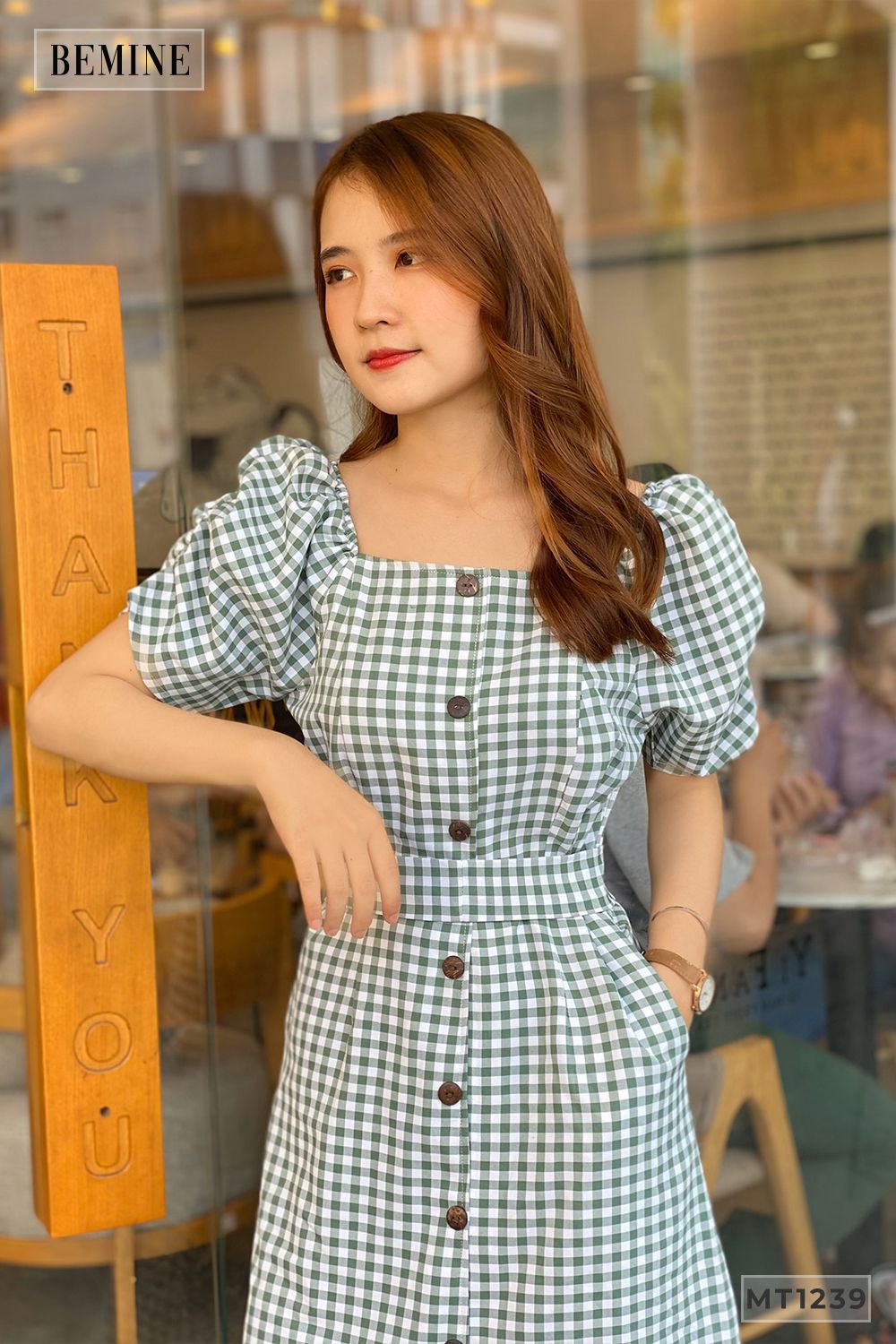 MT1239XANHREU- Đầm caro cổ vuông cột dây eo