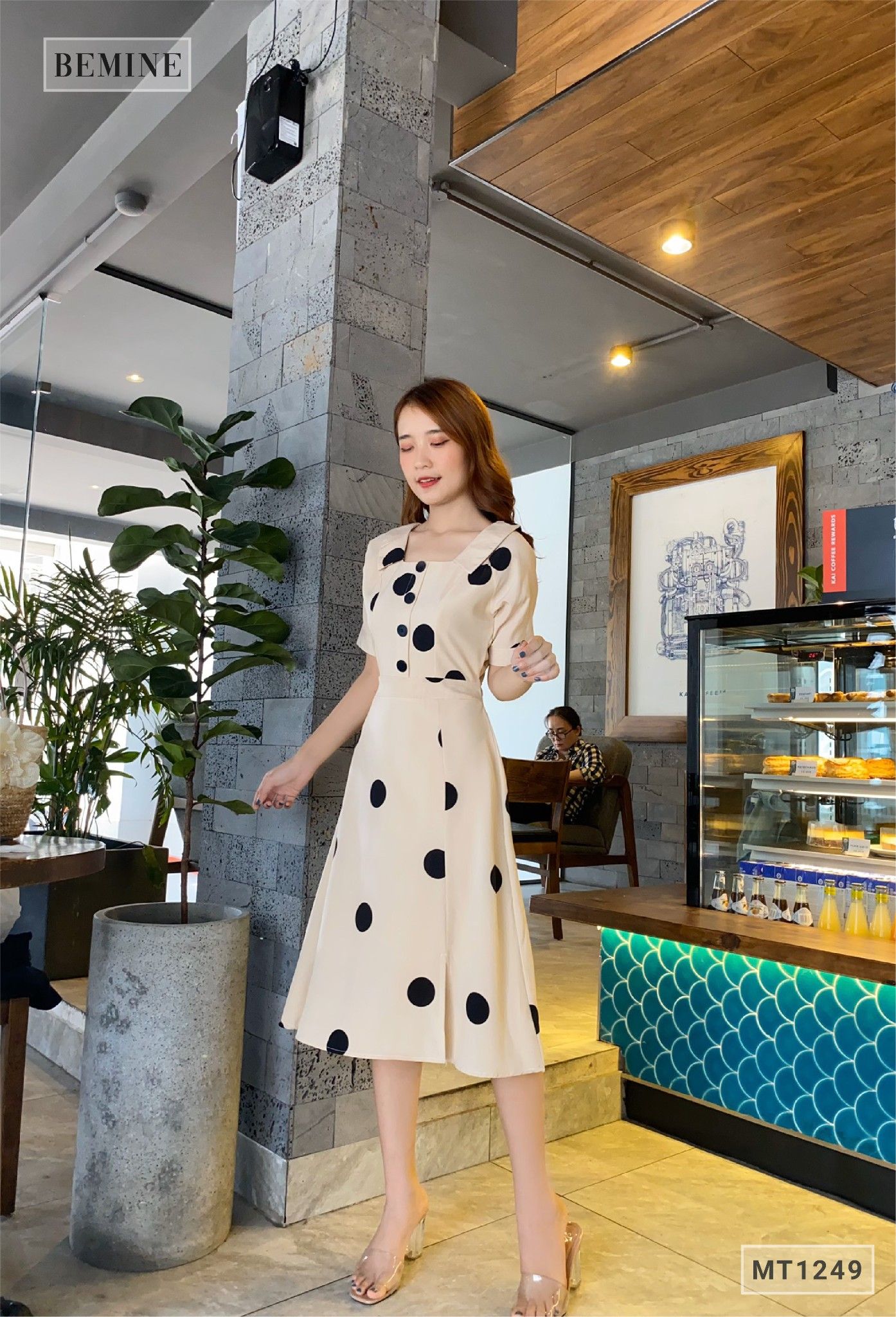 MT1249DA - Đầm chấm bi đính nút dọc