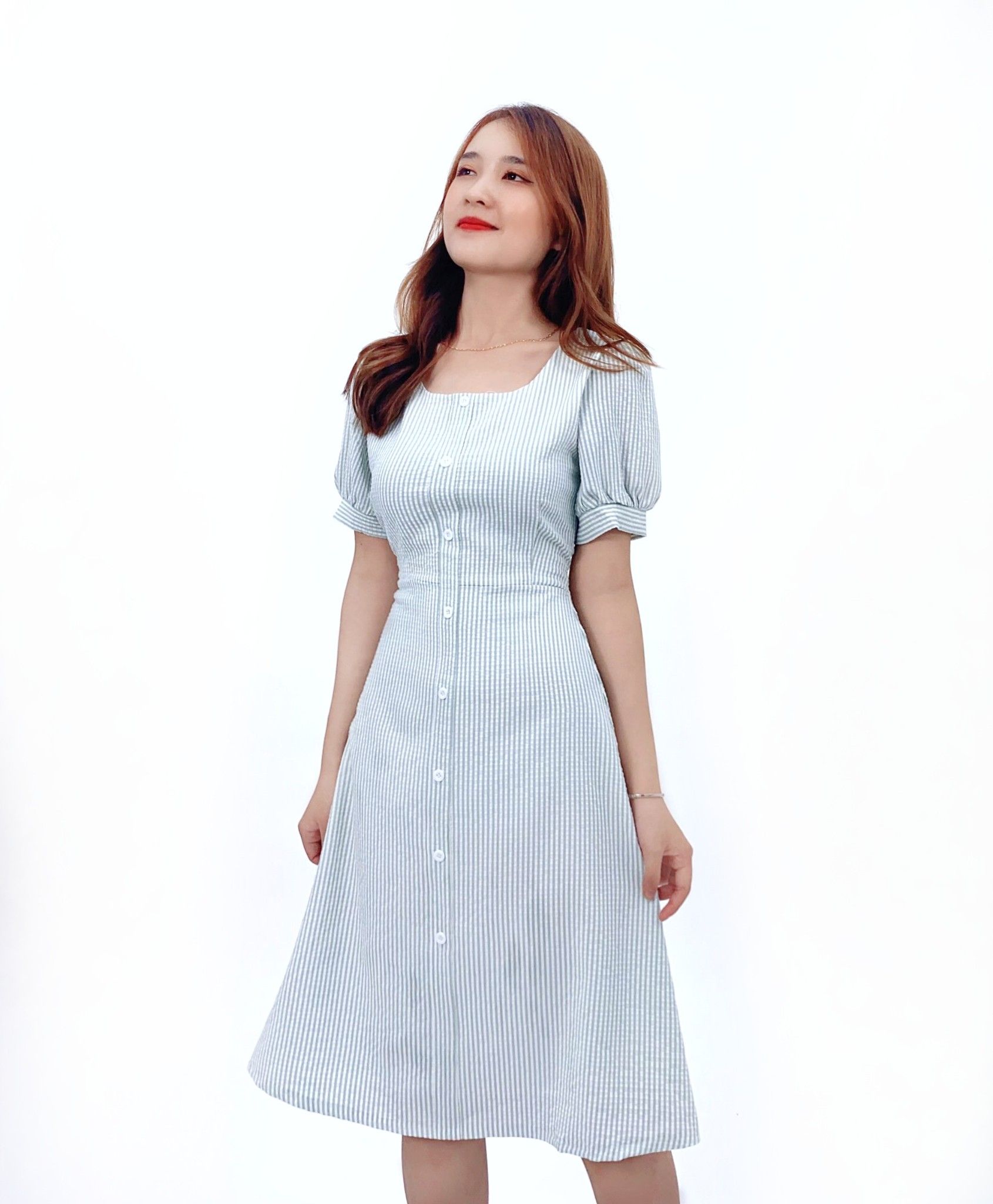 MT1268XANH - Đầm xanh sọc đính nút