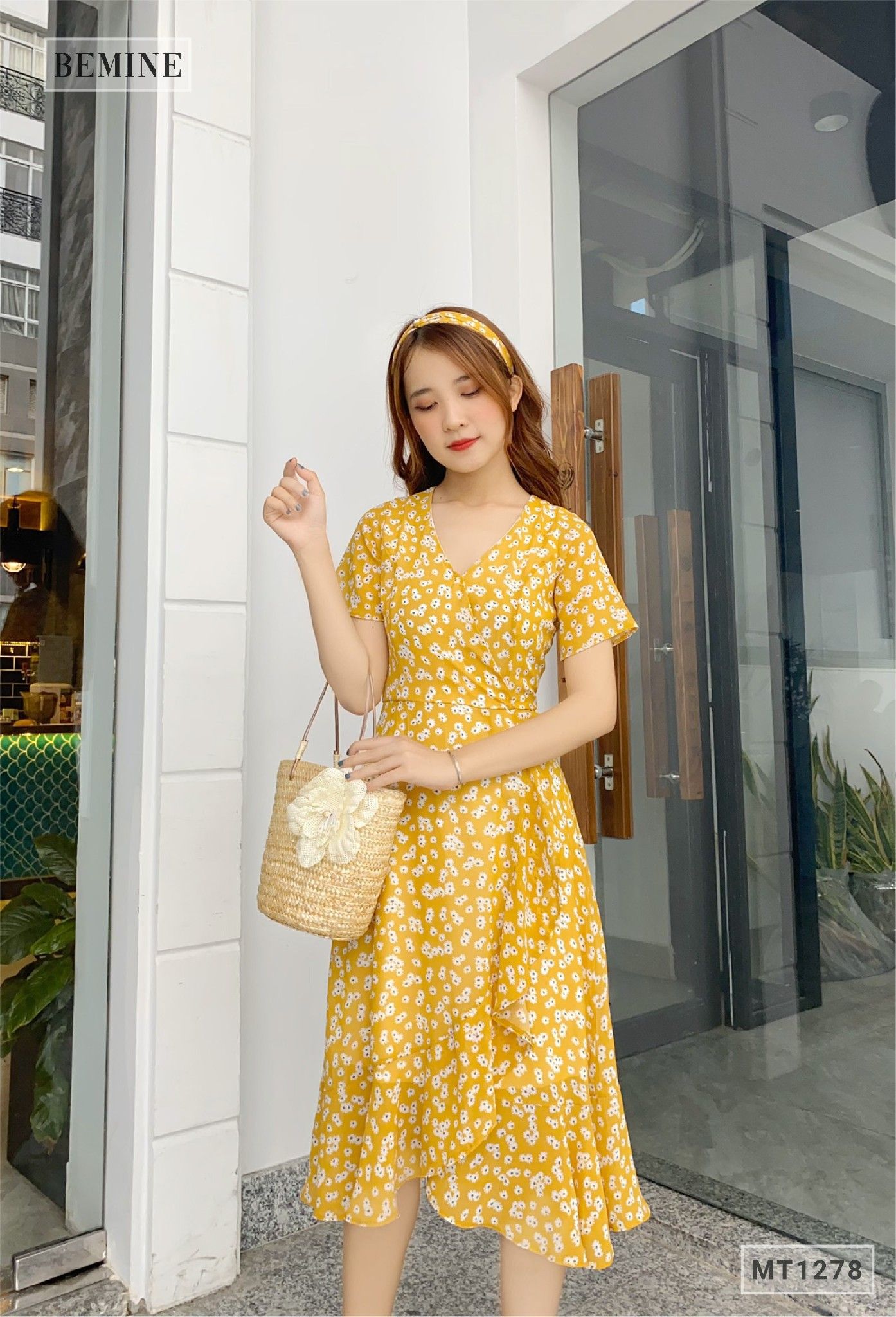 MT1278VANG - Đầm đáp ngực bèo tùng cột dây eo
