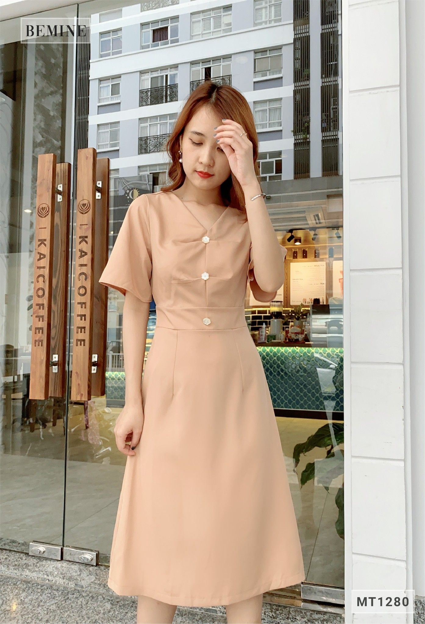 MT1280DA - Đầm xếp ly thân đính nút tay loe
