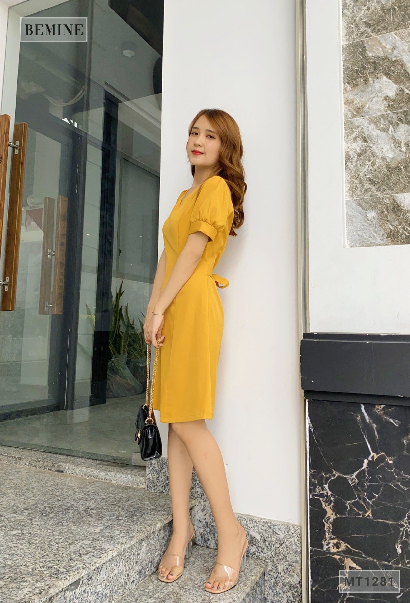 MT1281VANG - Đầm cổ V bo tay cột dây eo