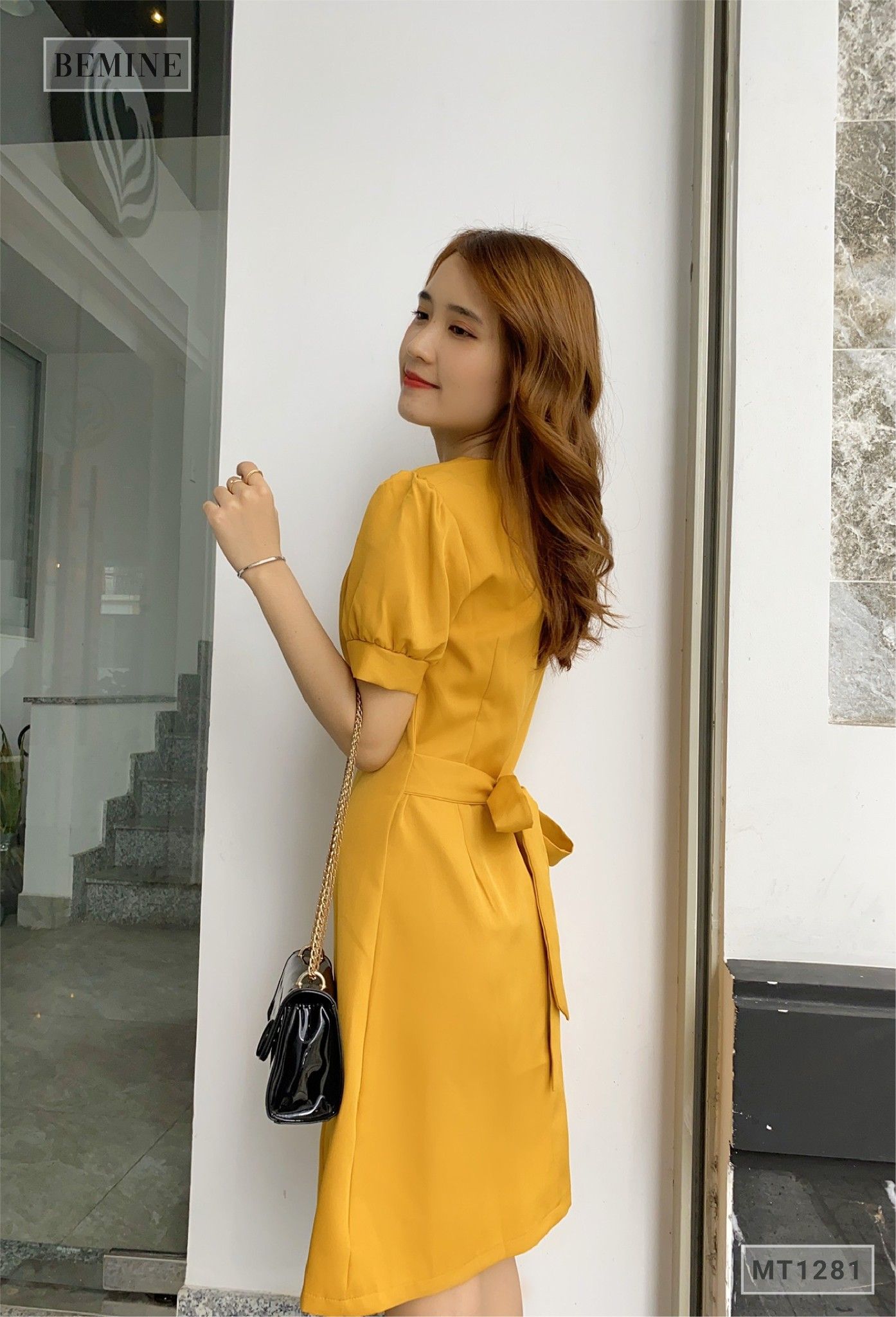 MT1281VANG - Đầm cổ V bo tay cột dây eo