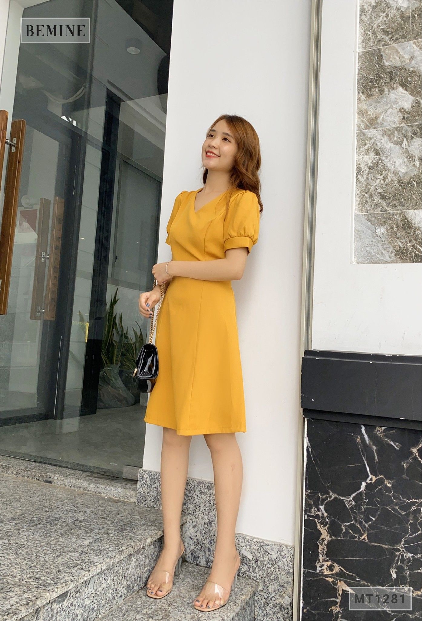 MT1281VANG - Đầm cổ V bo tay cột dây eo