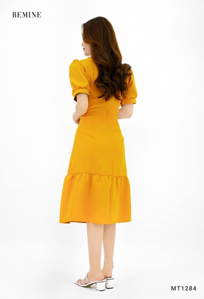 MT1284VANG - Đầm xếp ly cổ đính nút