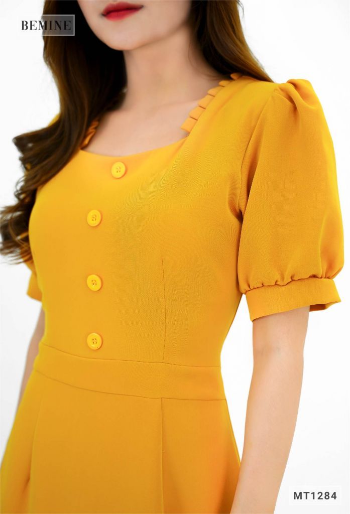 MT1284VANG - Đầm xếp ly cổ đính nút