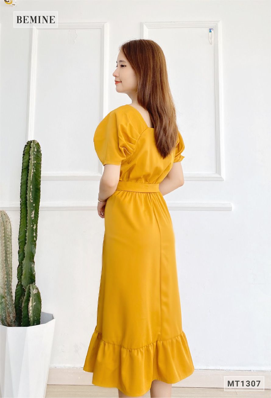 M1307VANG - Đầm xếp ly tay thun eo đinh nút bọc