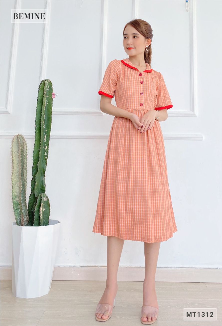 MT1312HONG - Đầm caro viền cổ 4 nút