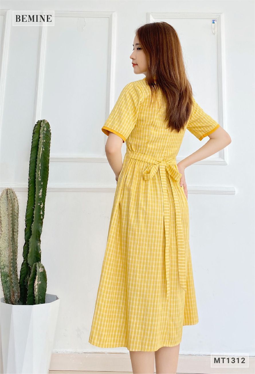 MT1312VANG - Đầm caro viền cổ 4 nút