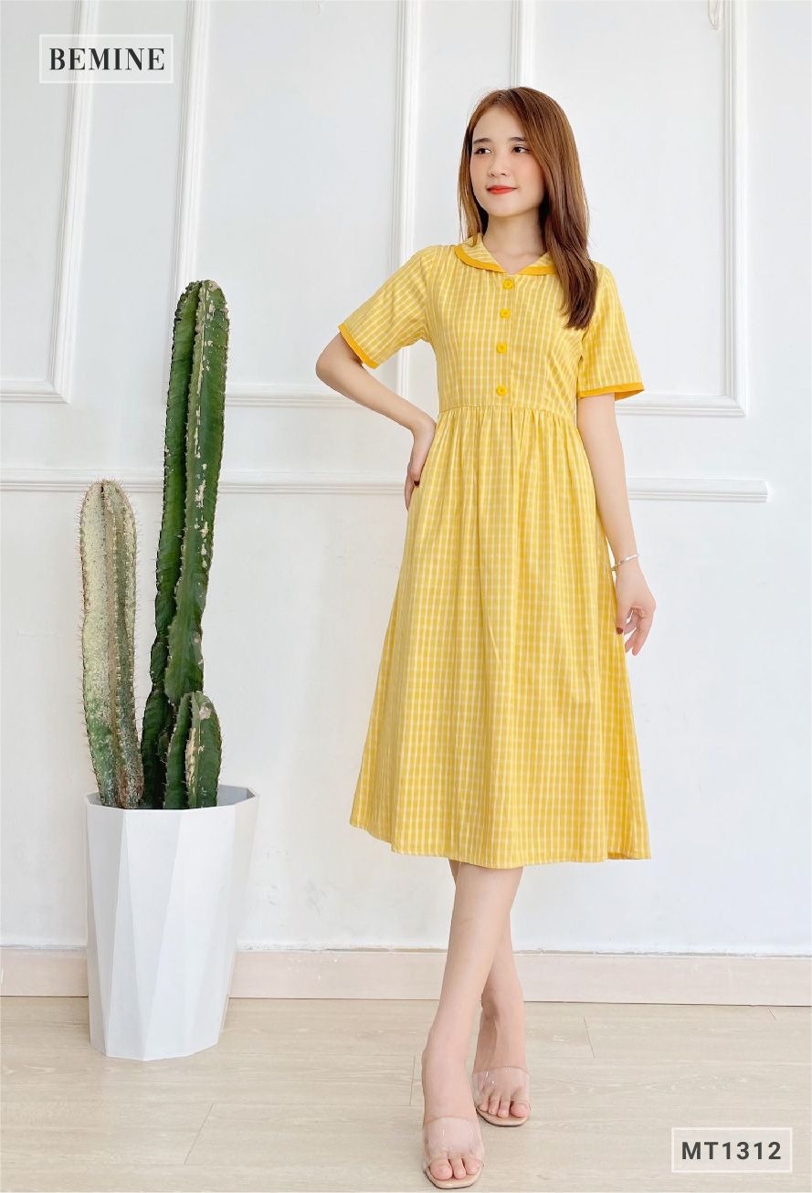MT1312VANG - Đầm caro viền cổ 4 nút