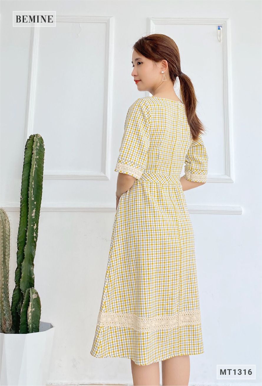MT1316VANG - Đầm caro ren ngực ren tay