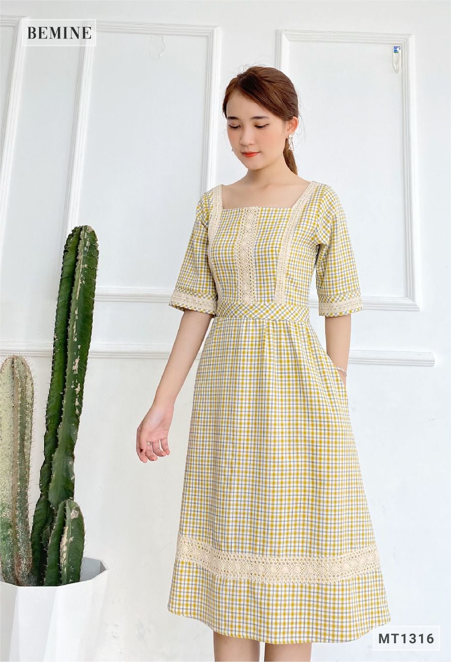 MT1316VANG - Đầm caro ren ngực ren tay