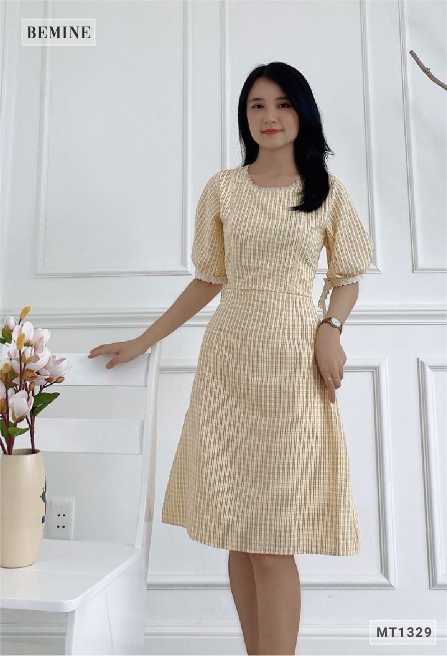 MT1329VANG - Đầm caro ren cổ nơ tay
