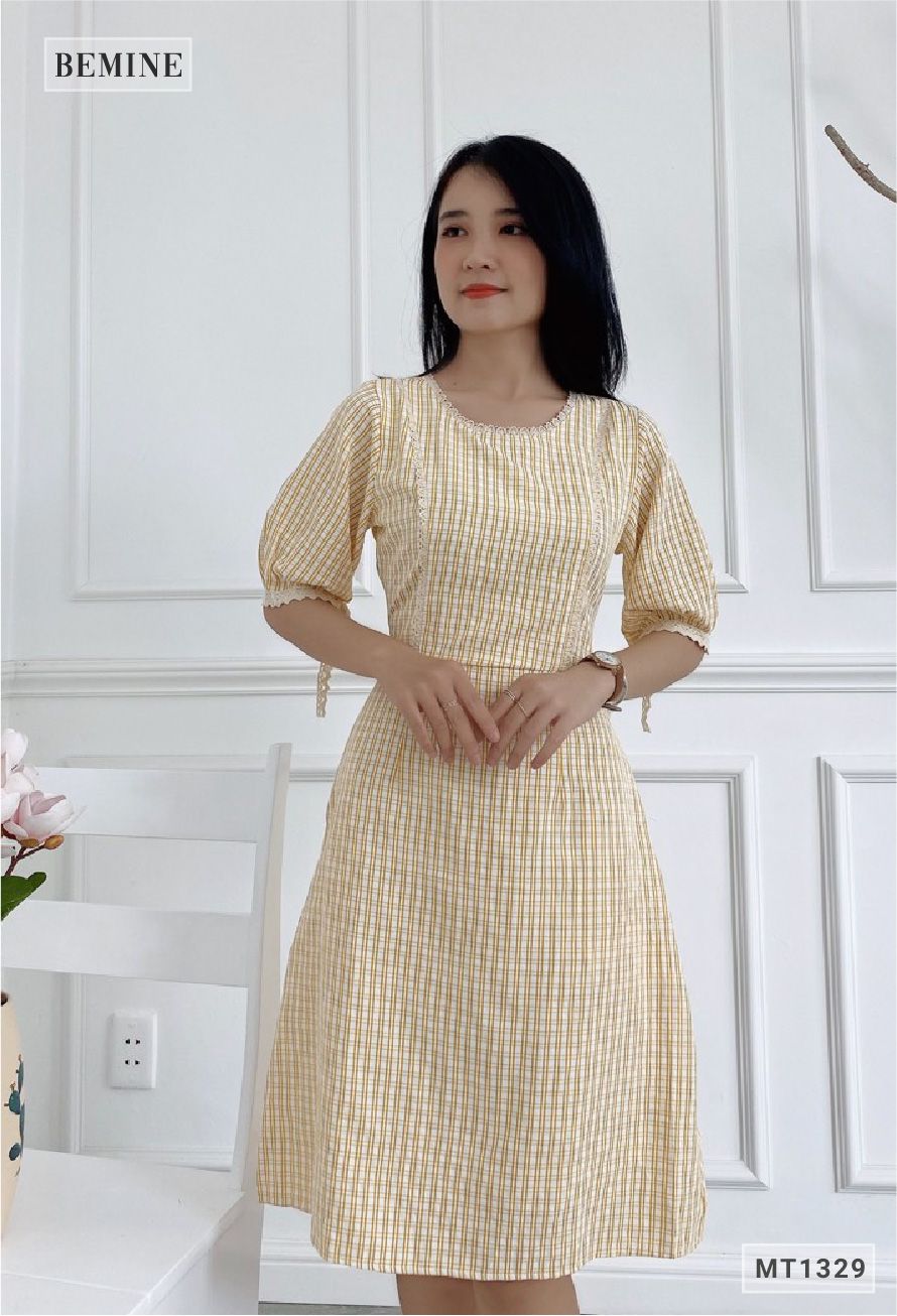 MT1329VANG - Đầm caro ren cổ nơ tay