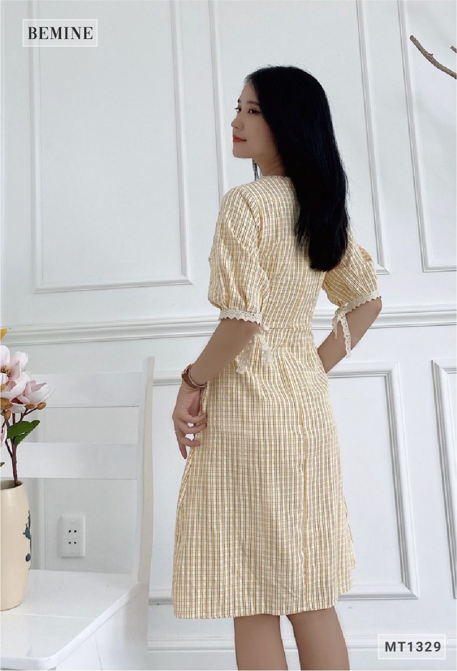 MT1329VANG - Đầm caro ren cổ nơ tay