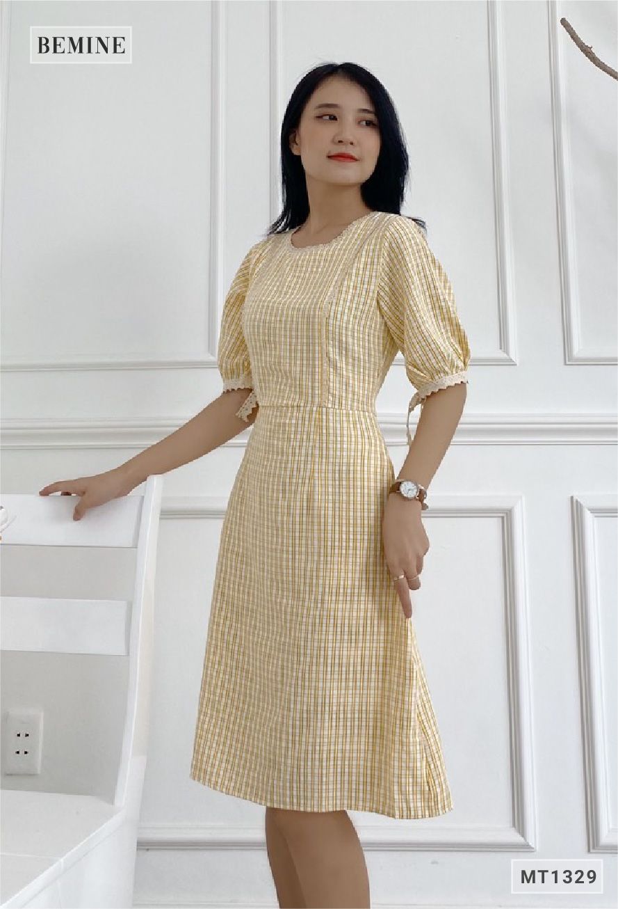 MT1329VANG - Đầm caro ren cổ nơ tay