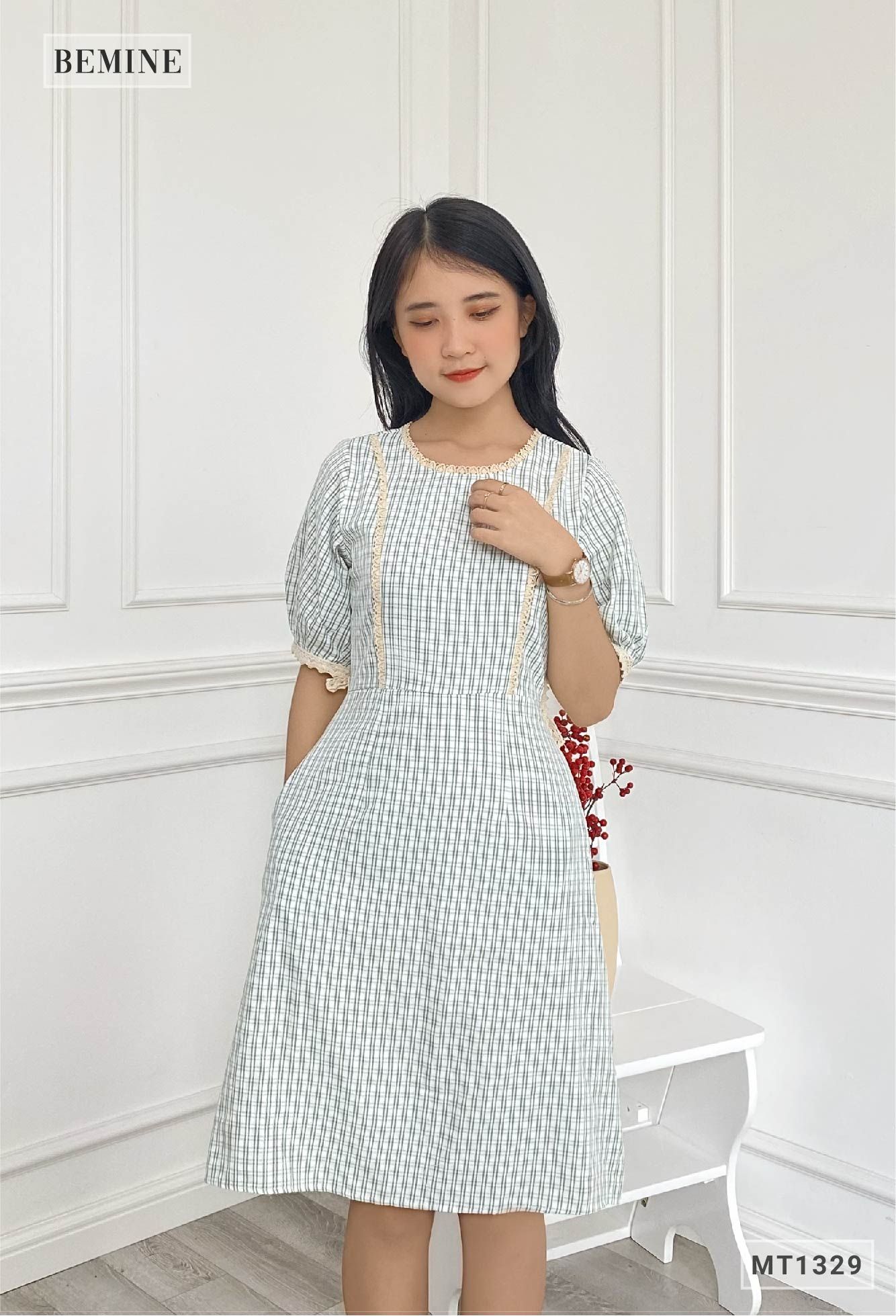 MT1329XANHLA - Đầm caro ren cổ nơ tay