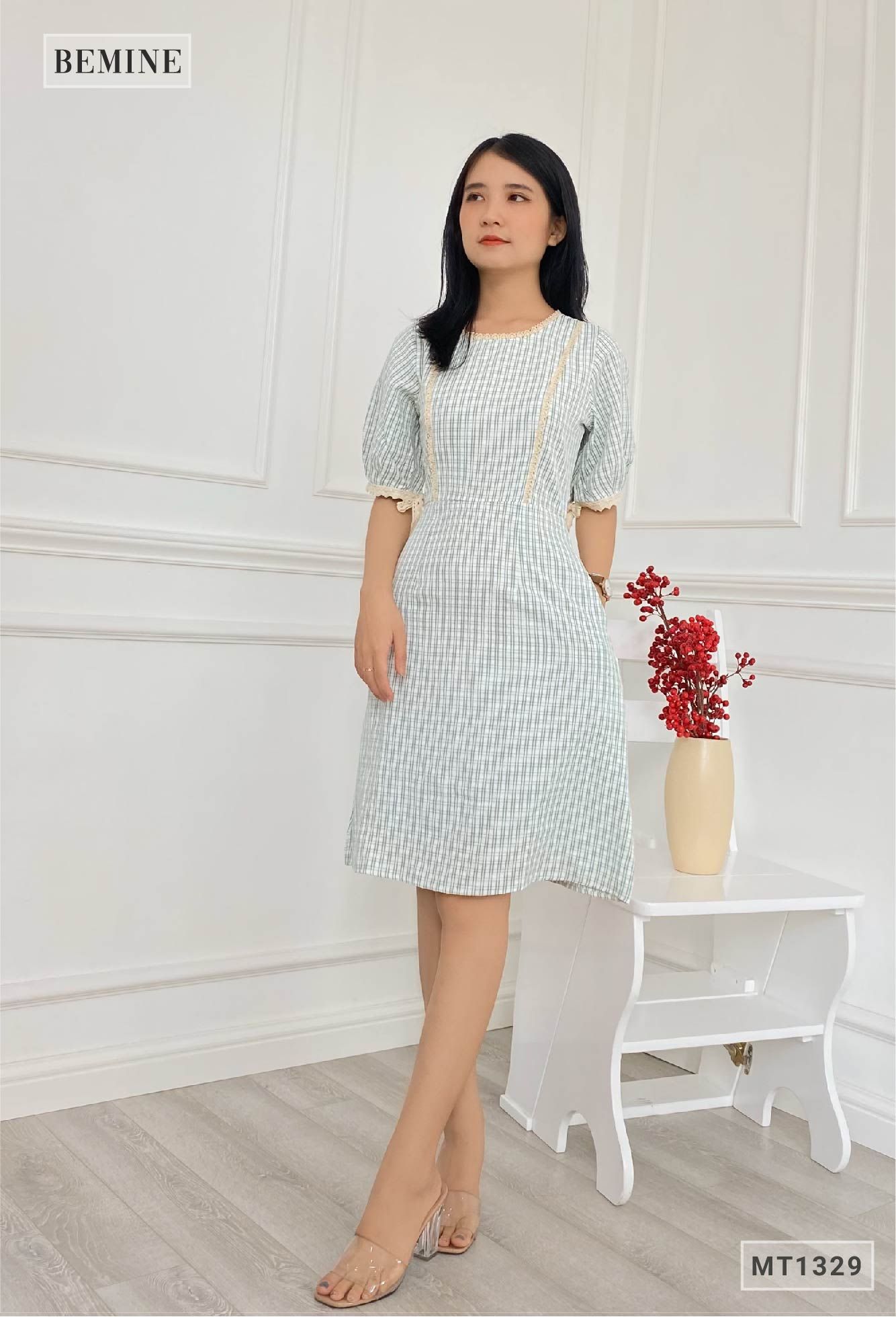 MT1329XANHLA - Đầm caro ren cổ nơ tay