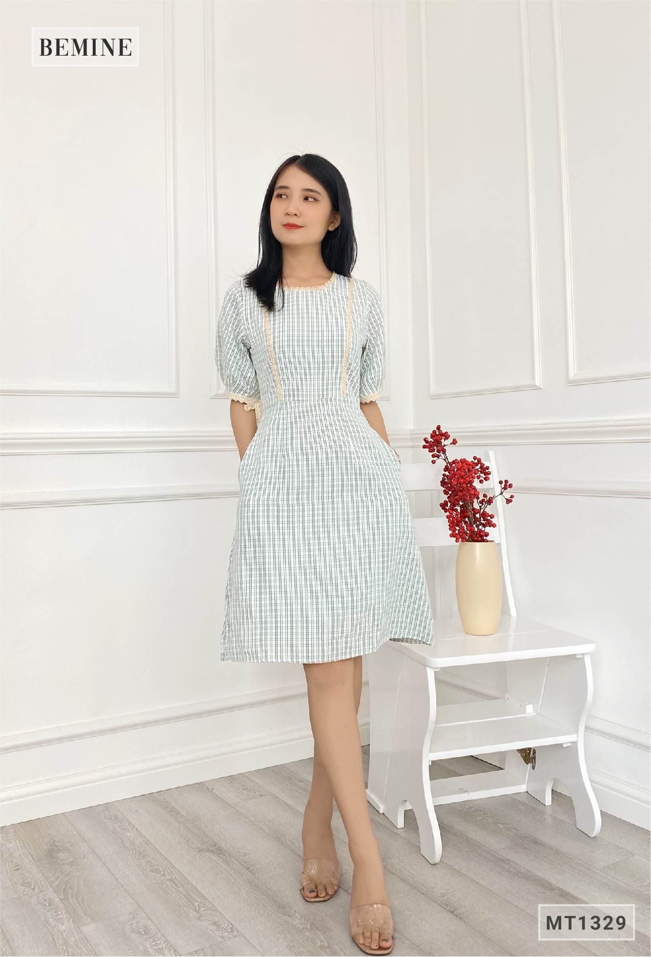 MT1329XANHLA - Đầm caro ren cổ nơ tay