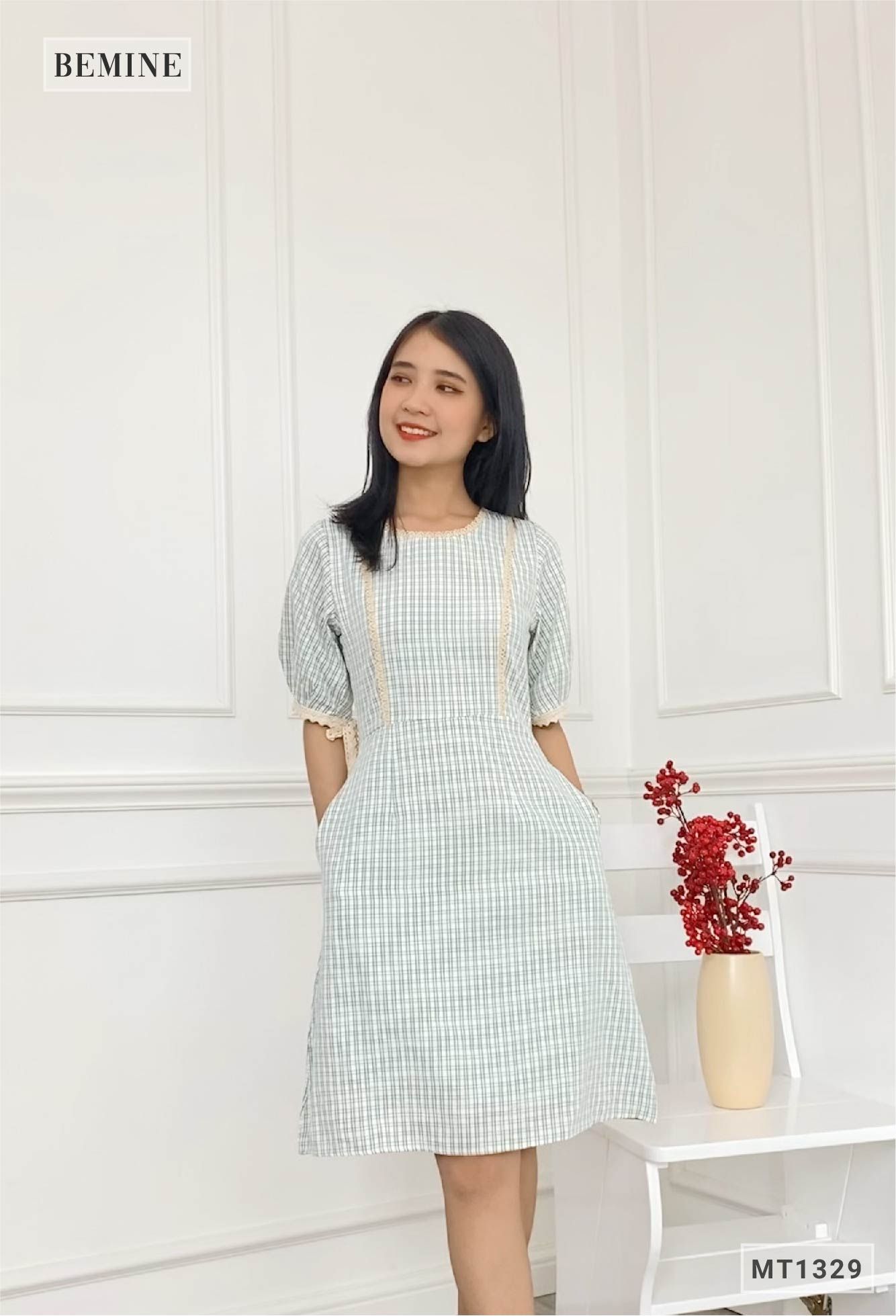 MT1329XANHLA - Đầm caro ren cổ nơ tay