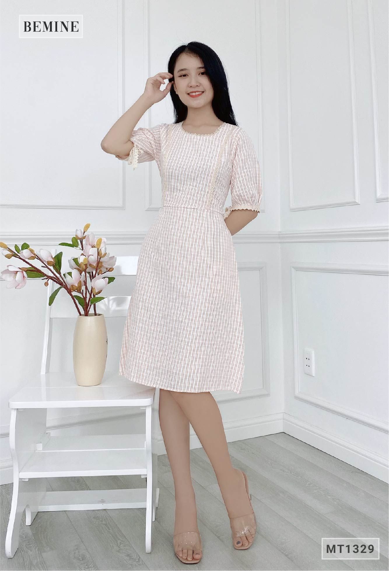 MT1329HONG - Đầm caro ren cổ nơ tay