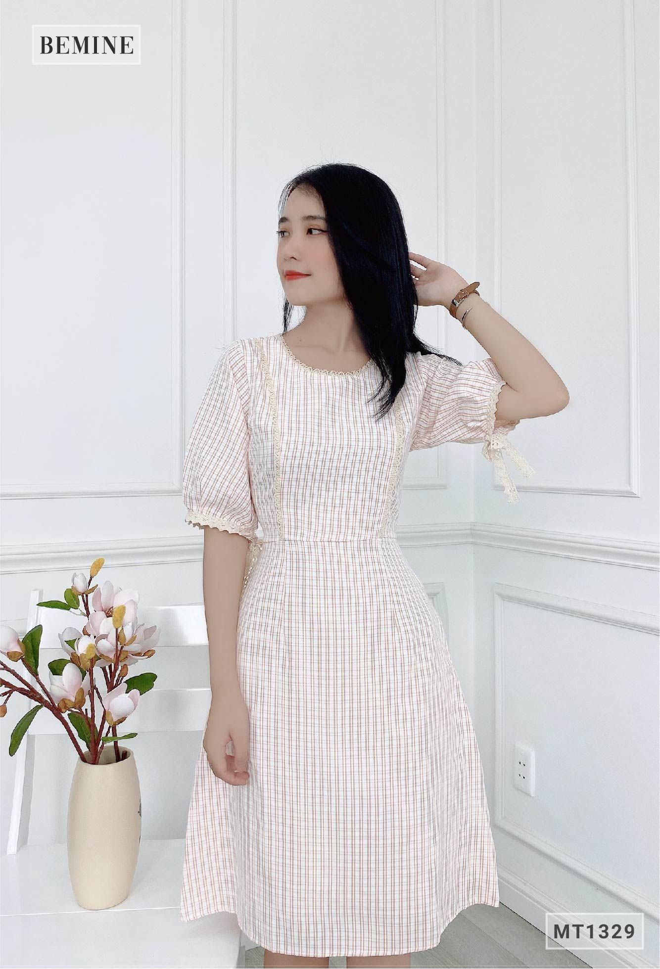 MT1329HONG - Đầm caro ren cổ nơ tay