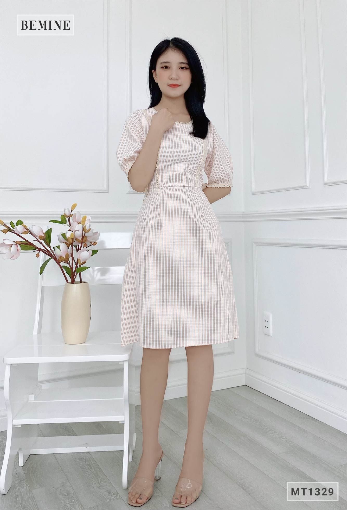 MT1329HONG - Đầm caro ren cổ nơ tay