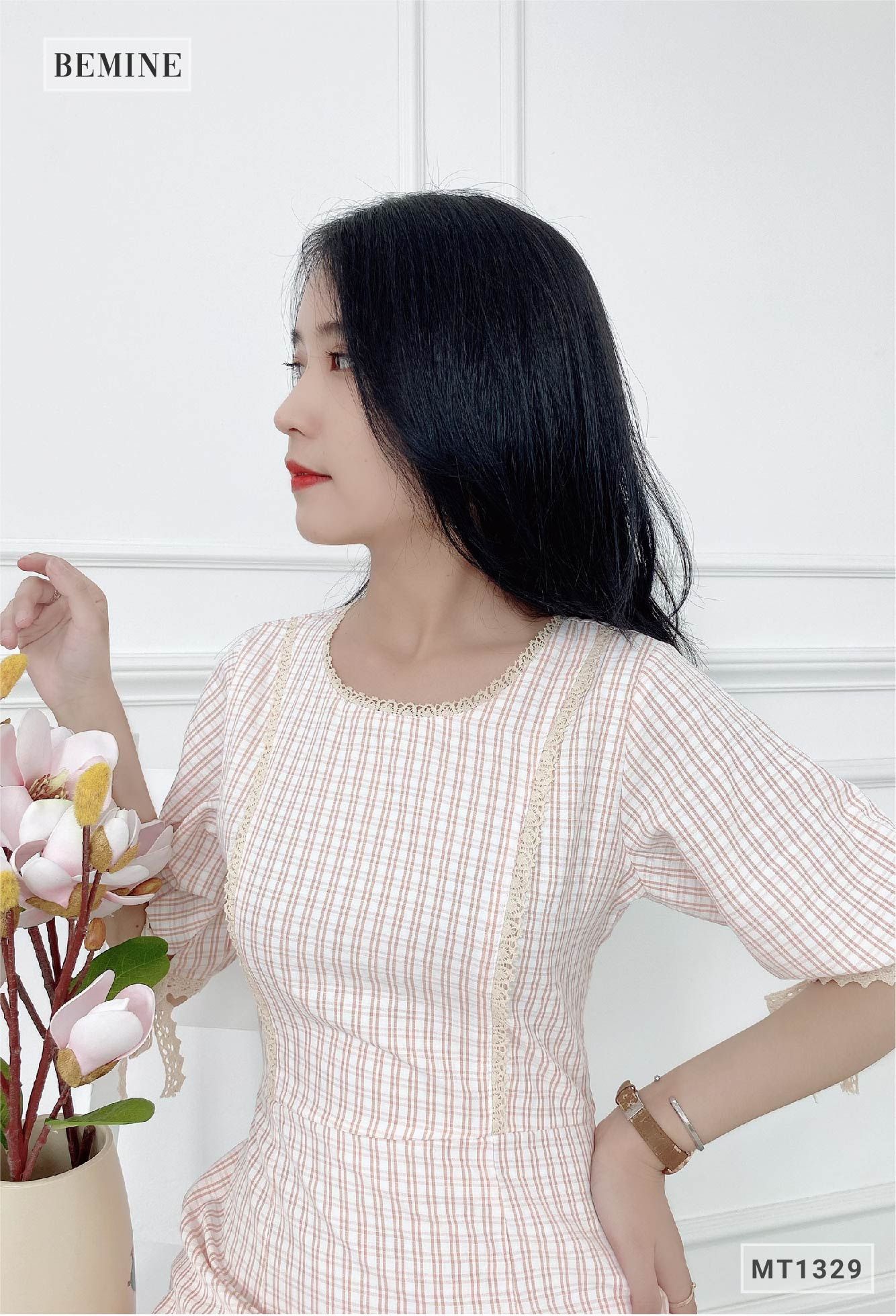 MT1329HONG - Đầm caro ren cổ nơ tay