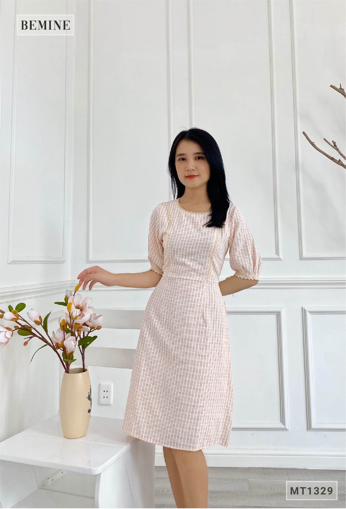 MT1329HONG - Đầm caro ren cổ nơ tay
