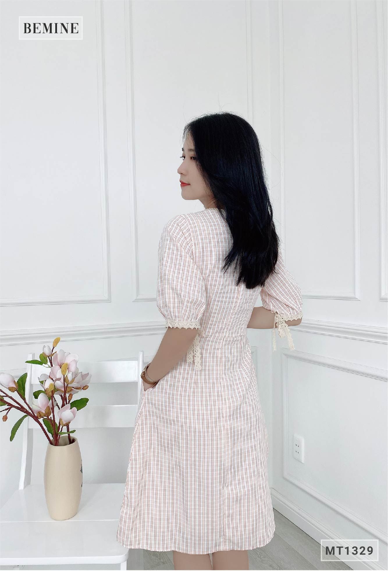 MT1329HONG - Đầm caro ren cổ nơ tay