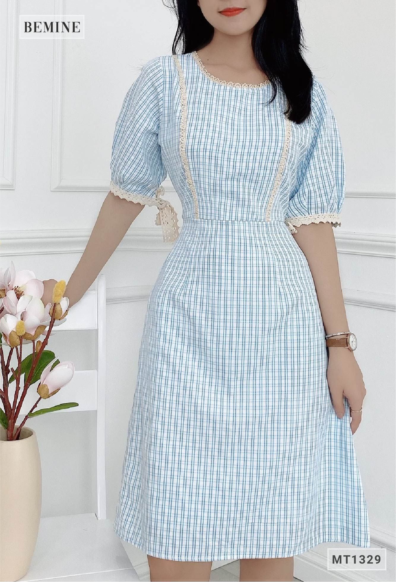 MT1329XANHBIEN - Đầm caro ren cổ nơ tay