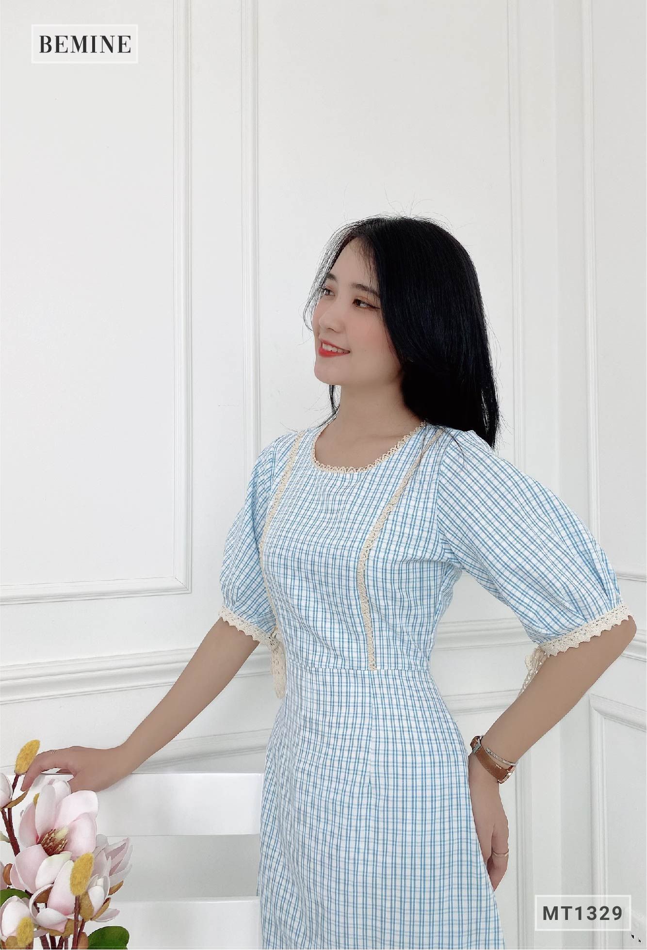 MT1329XANHBIEN - Đầm caro ren cổ nơ tay