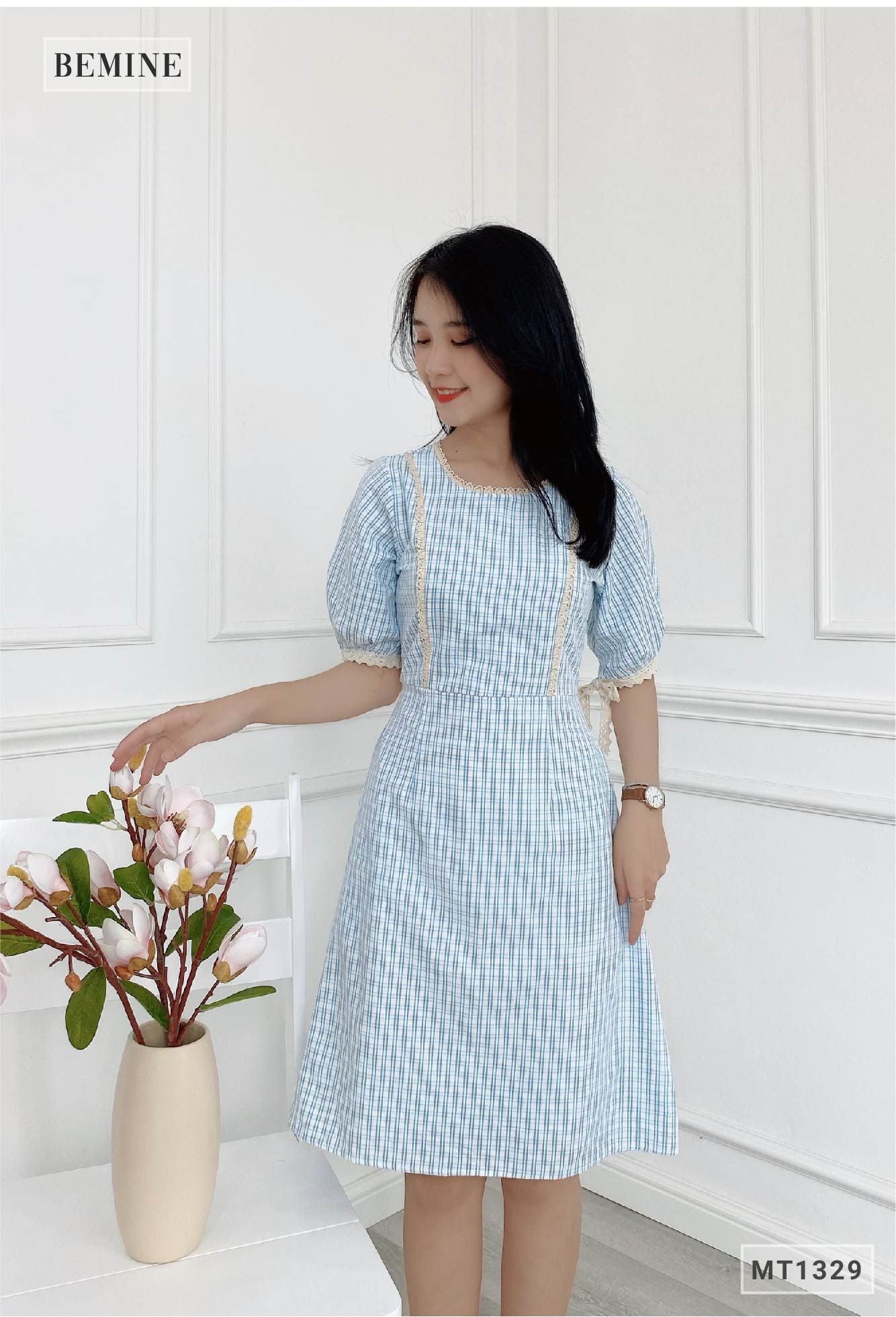 MT1329XANHBIEN - Đầm caro ren cổ nơ tay