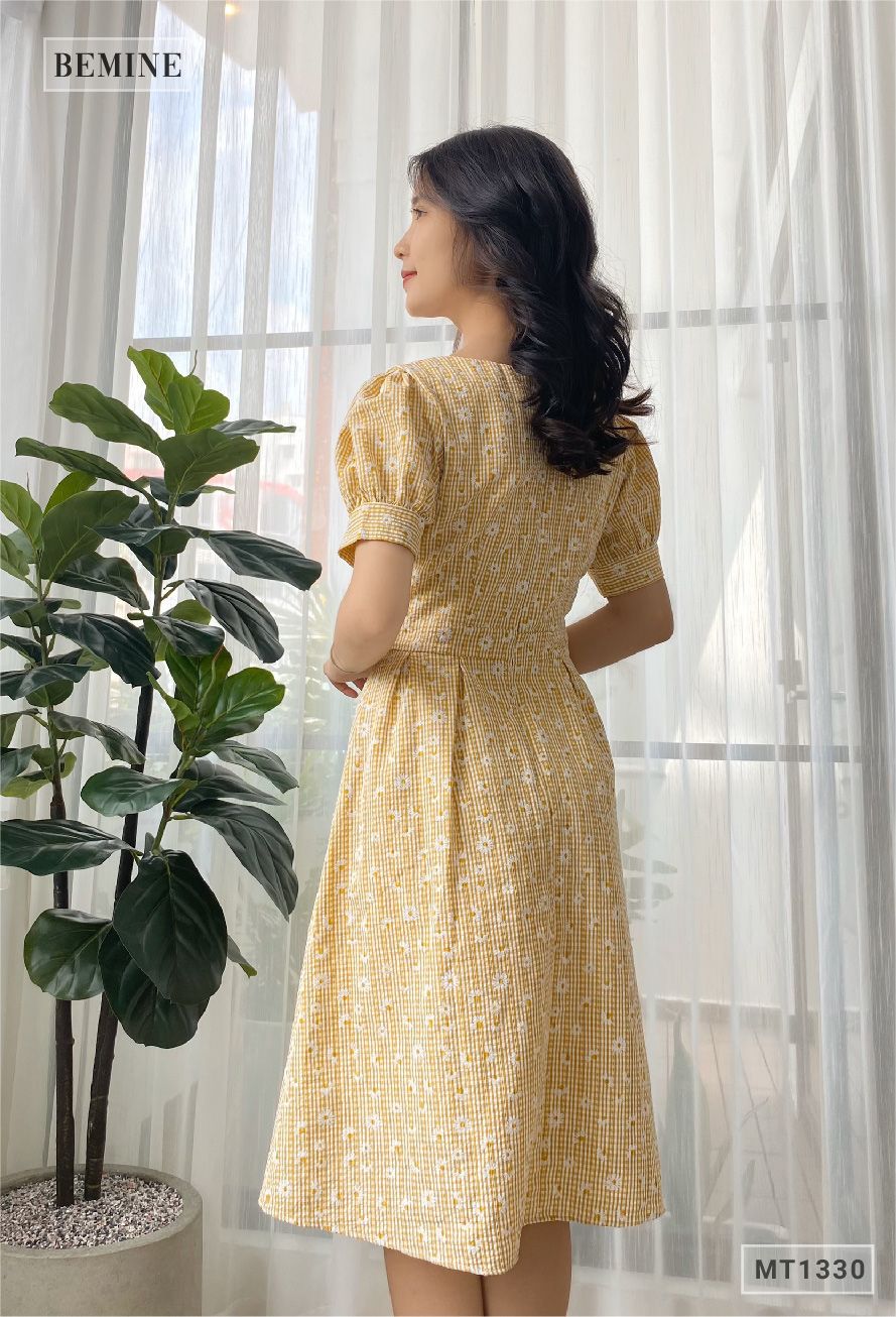 MT1330VANG - Đầm cổ vuống đính nút