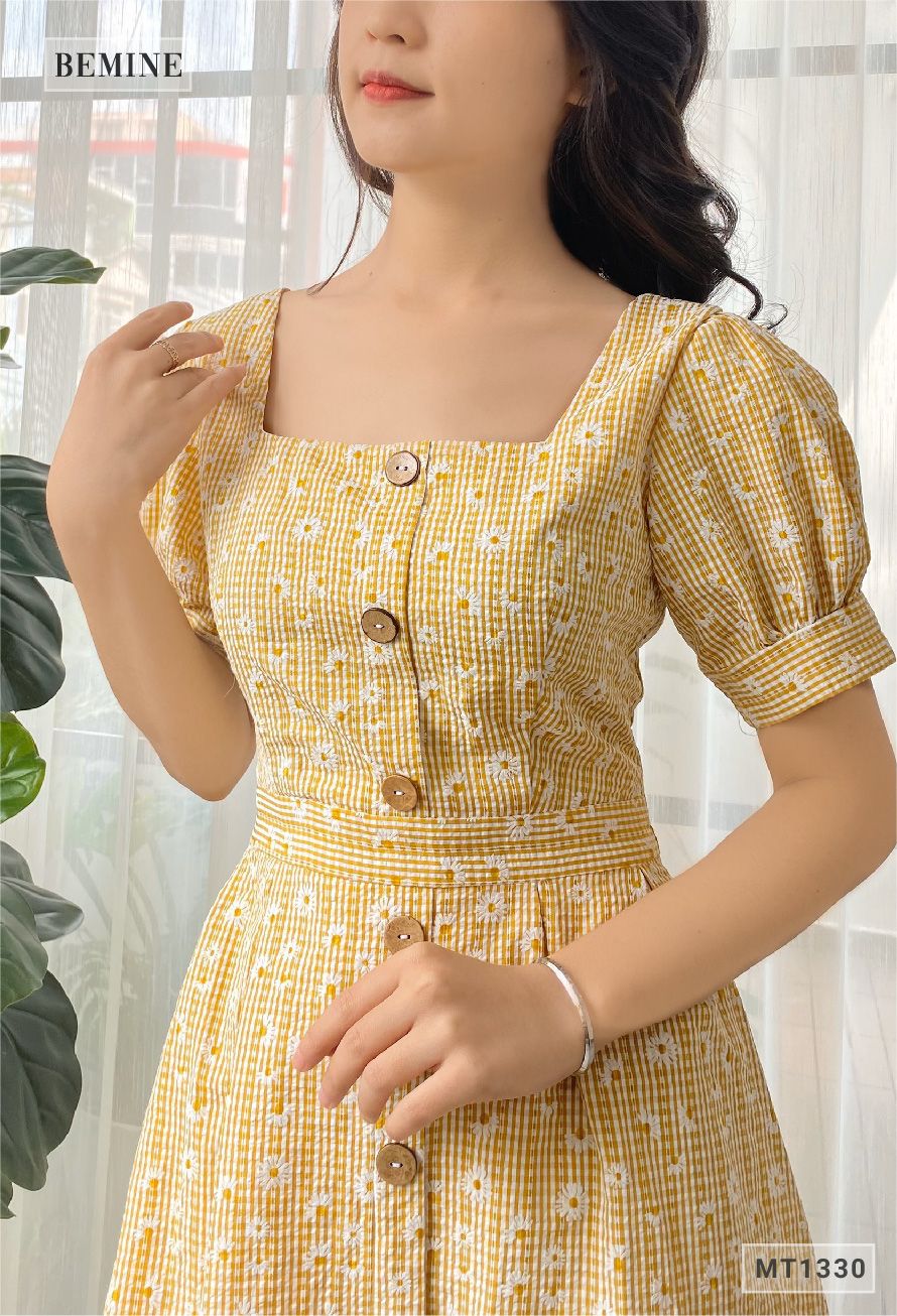 MT1330VANG - Đầm cổ vuống đính nút