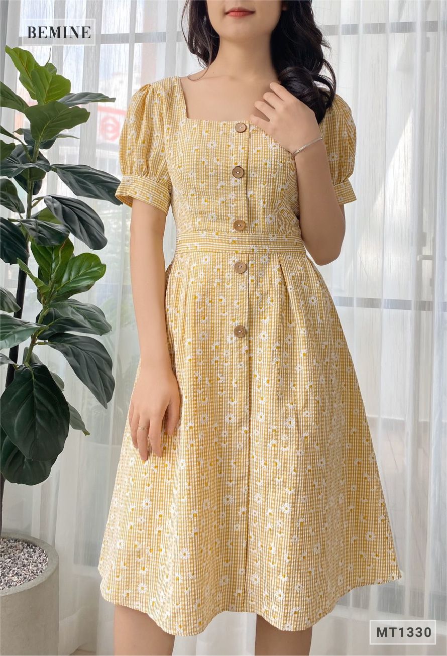 MT1330VANG - Đầm cổ vuống đính nút