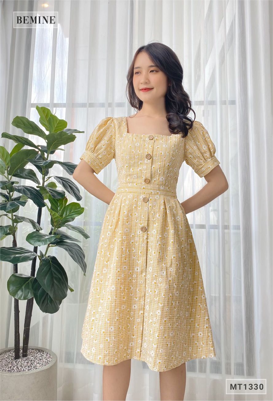 MT1330VANG - Đầm cổ vuống đính nút