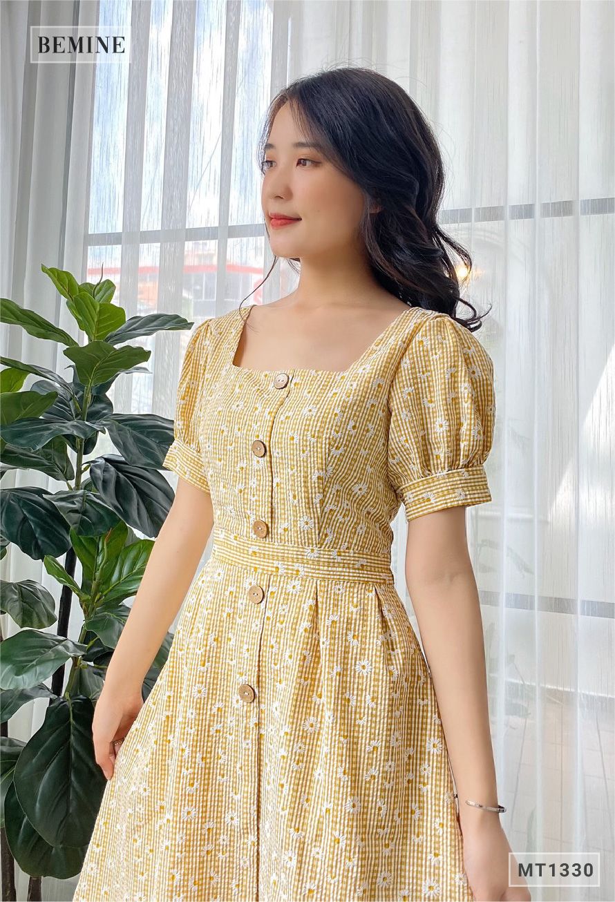 MT1330VANG - Đầm cổ vuống đính nút